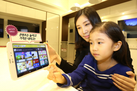 LG유플러스는 홈스쿨링이 가능한 영·유아 교육서비스 '누리홈스쿨'의 이용 요금을 기존보다 50% 인하하는 프로모션을 진행한다고 14일 밝혔다. 또, 영·유아음악교육 서비스 '딩동이와 EQ놀이'의 콘텐츠를 대폭 강화했다. 내년 1월31일까지 '누리홈스쿨' 서비스에 새로 가입하면 월 2만2000원(부가세 포함)의 서비스를 1만890원에 이용할 수 있다. 회사 모델이 멀티미디어 스마트홈 기기 '홈보이'를 통해 '누리홈스쿨'을 이용하고 있다. <LG유플러스 제공>